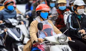 Người dân Hà Nội đón gió lạnh đầu mùa