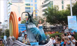 Rực rỡ sắc màu Carnival đường phố Festival Biển Khánh Hòa 2026