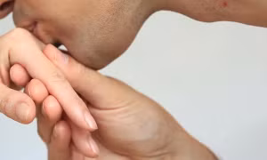 Tây Ban Nha: Hôn tay không đồng thuận bị coi là xâm hại tình dục
