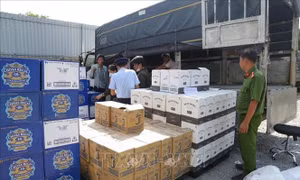 Tạm giữ hơn 15.800 chai rượu ngoại không rõ nguồn gốc