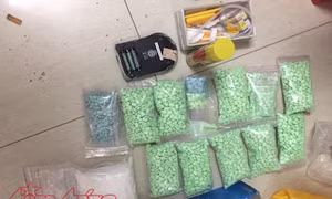 Bắt quả tang đối tượng mua bán trái phép khoảng 1 kg ma túy tổng hợp