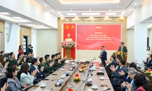 Trao tặng Báo Nhân Dân xuân Bính Ngọ tới cán bộ, chiến sĩ biên giới, hải đảo