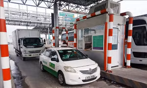 Yêu cầu khắc phục tình trạng xe ưu tiên qua trạm BOT Tiên Cựu không đúng đối tượng