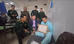 Trao Bằng khen cho Thiếu tá Biên phòng dũng cảm cứu dân trong lũ dữ