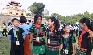 Đại biểu thiếu nhi tìm hiểu truyền thống hiếu học và văn hóa các dân tộc Việt Nam