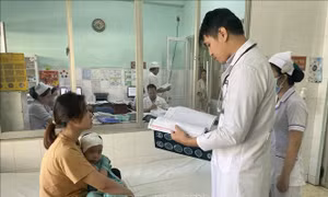 Lấy khối máu tụ to bằng quả cam trong não bé gái 4 tuổi