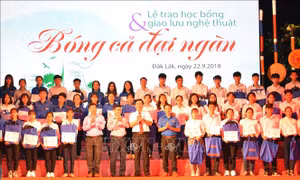Trao học bổng 'Tiếp sức đến trường' cho sinh viên khu vực Tây Nguyên