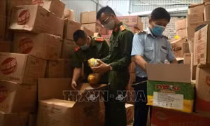 Điều tra số lượng lớn bánh kẹo, thực phẩm không rõ nguồn gốc
