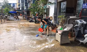 Hà Nội: Người dân ngoài bãi sông Hồng dọn dẹp nhà cửa sau khi nước rút