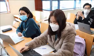 Sinh viên Hà Nội trở lại trường học trực tiếp