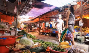 Sau mưa bão, chợ dân sinh Hà Nội vẫn dồi dào hàng hóa, giá cả bình ổn