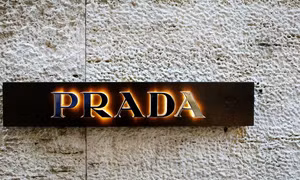 Hai hãng thời trang Puma và Prada tạm dừng hoạt động bán lẻ tại Nga