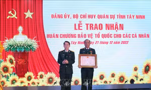 Trao Huân chương Bảo vệ Tổ quốc cho 17 cá nhân tại Tây Ninh