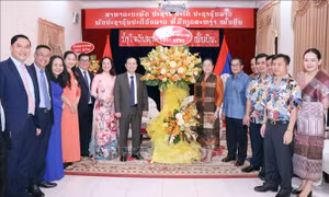 Lãnh đạo TP Hồ Chí Minh chúc mừng Tết cổ truyền Bunpimay của Lào