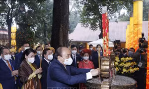 Chủ tịch nước Nguyễn Xuân Phúc dâng hương tại điện Kính Thiên nhân dịp tham gia chương trình Xuân Quê hương cùng bà con Việt kiều