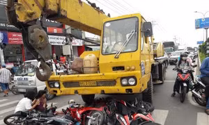 Xe cẩu đâm 4 xe máy chờ đèn đỏ, nhiều người thương vong
