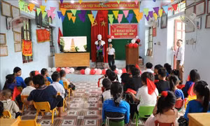 Vang tiếng trống khai trường nơi lũ đi qua