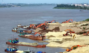 Phát hiện 9 thuyền khai thác cát, sỏi trái phép trên sông Lam