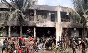 Rơi máy bay huấn luyện của quân đội Bangladesh, hàng chục người thương vong ​