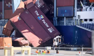 Hàng chục container rơi khỏi tàu đang neo đậu tại cảng Long Beach