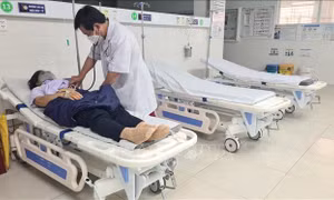 Gia Lai: Để 'giữ chân' nhân viên y tế công lập