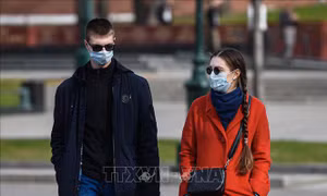 Xúc động hình ảnh cộng đồng người Việt phát tặng khẩu trang trên báo Nga