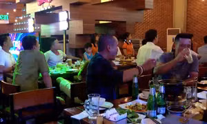 Nhiều người tiêu dùng vẫn chi 'mạnh tay' cho trà sữa, đồ ăn nhanh