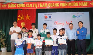 Trao học bổng cho học sinh vùng lũ có hoàn cảnh khó khăn