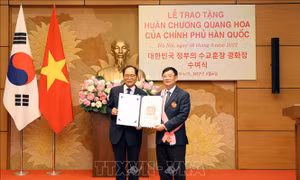 Lễ trao Huân chương Quang Hoa của Chính phủ Hàn Quốc cho ông Trần Văn Túy