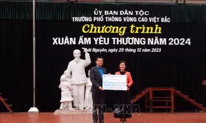 Tết sớm với nhà giáo, học sinh vùng cao