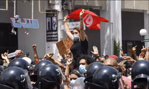 Tổng thống Tunisia giải tán Chính phủ, đình chỉ Quốc hội