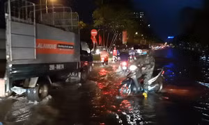 Cơn mưa giông đột ngột khiến nhiều tuyến phố Hà Nội bị ngập, giao thông 'tê liệt'
