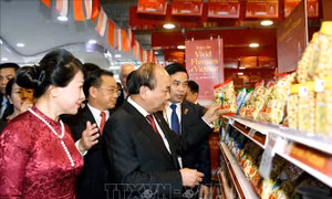 Thủ tướng Nguyễn Xuân Phúc cắt băng khai trương Tuần lễ hàng Việt Nam tại Singapore