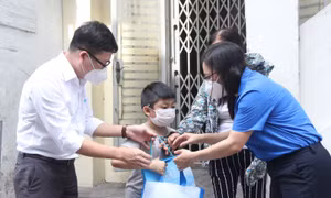 NXB Trẻ trao tặng 100 phần quà cho trẻ em khó khăn sau dịch COVID-19