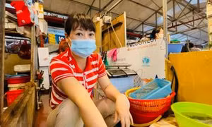 Dạo qua thị trường thực phẩm Hà Nội trong những ngày mưa bão