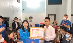 Trao tặng huy hiệu 'Tuổi trẻ dũng cảm' cho người cứu bé gái rơi từ tầng 13 