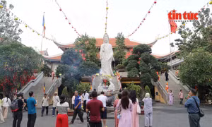 Người dân TP Hồ Chí Minh đi chùa cầu an Rằm tháng Giêng