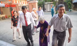 TP Hồ Chí Minh: Xúc động cử tri 100 tuổi cùng các thương binh đi bỏ phiếu từ sớm
