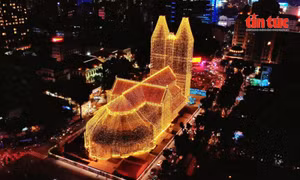 Nhà thờ Đức Bà khoác lên ‘tà áo’ lộng lẫy, thu hút người dân khắp nơi đổ về chiêm ngưỡng