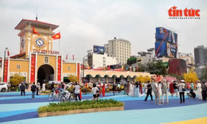 TP Hồ Chí Minh: Chợ Bến Thành hút khách check-in trong diện mạo mới