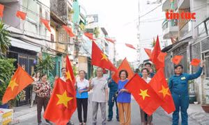 TP Hồ Chí Minh: Người dân phấn khởi trang trí cờ hoa chào đón Đại hội Đảng