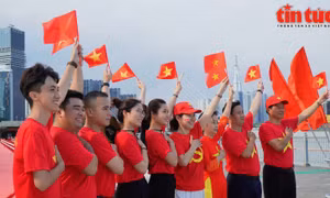 TP Hồ Chí Minh: Người dân muôn nơi tìm đến các địa điểm lịch sử, ghi lại khoảnh khắc đáng nhớ