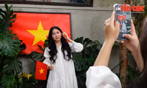Thế hệ trẻ 'phủ đỏ' mạng xã hội với chủ đề 'Hòa bình đẹp lắm'