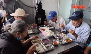 Ấm tình người tại quán cơm 2000 đồng Mây Ngàn