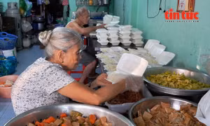 Vợ chồng U90 nấu cơm chay miễn phí cho người có hoàn cảnh khó khăn