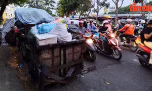 Xe thu gom rác án ngữ vỉa hè, lấn chiếm lòng đường tại TP Hồ Chí Minh