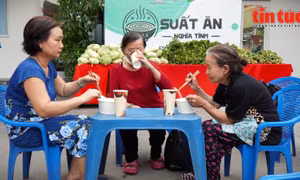 TP Hồ Chí Minh: 'Suất ăn nghĩa tình' lan tỏa yêu thương cùng người lao động nghèo