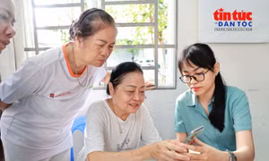 TP Hồ Chí Minh: Người dân học làm thủ tục số ngay tại khu phố