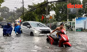 TP Hồ Chí Minh tiếp tục có mưa dông, cảnh báo lốc sét chiều tối