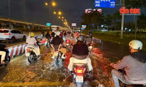 TP Hồ Chí Minh: Triều cường dâng cao, nhiều tuyến đường ngập nước gây kẹt xe nghiêm trọng